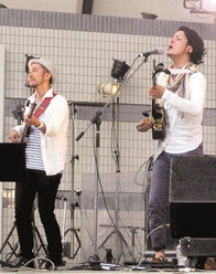 「OKINAWAまつり」で宜保和也(写真右)さんがライブを行った=9日午後、東京都渋谷区