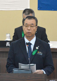 施政方針を読み上げる川満栄長町長=4日、竹富町議会議場