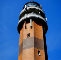 La bande brune de signalisation du phare de la Canche visible sur le haut de la tour - Le Touquet-Paris-Plage