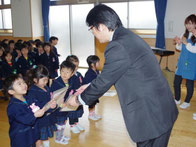 がんばりました賞を授与している様子