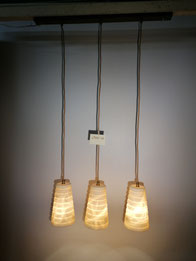 LP64C-01 Eßtischlampe Unikat aus Alabaster, Fb. creme, 3-köpfig gerillt, Aufhängung Schmiedeisen braun patiniert: 435,- €, zzgl. Versand