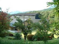 写真は、尾鈴山蒸留所。木城町の尾鈴山に蒸留所を建設。ここで山シリーズの焼酎が生れる。