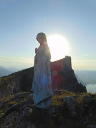 Madonna am Gipfel der Spinnerin, dahinter der Schafberg und der Mondsee