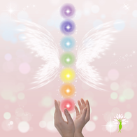 Hände, die farbige Chakren und Flügel aus Licht halten – Symbolbild für inneres Gleichgewicht und ganzheitliches Abnehmen mit Hypnose im Gruppenseminar in Osterholz-Scharmbeck.