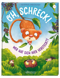 Eine kleine Haselmaus schaut erschreckt nach, wer sich in den Büschen versteckt hat.