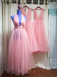 Sur l'image , l'après de l'upcycling d'une robe de mariée en tulles rose. Pour le résultat, trois robes fluides pour le spectacle. 