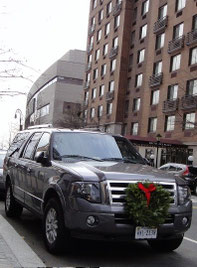 　　松飾ならぬクリスマスリースが車に！