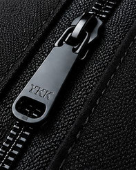 ETUBYバッグに採用されているYKKファスナーのクローズアップ。高い耐久性と滑らかな開閉性を実現。
