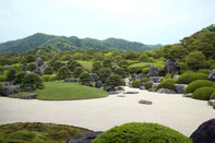庭園は圧巻の構築美（足立美術館）