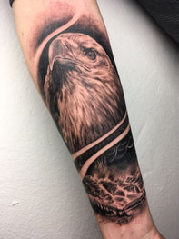 tattoo kunstwerk in schwarz grau im professionellen tattoo studio bremen