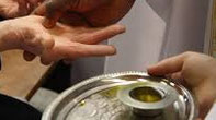 L'onction est faite avec une huile bénite et est célébrée par un prêtre.
