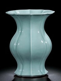 Haitang zun; 'Begonia-shaped' vase (Qing dynasty)