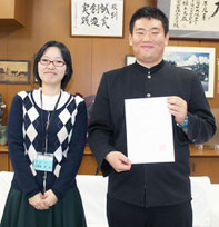 琉球大学に合格した加藤亮君(右)。担任の玉那覇教諭と一緒に=25日午後、八重山農林高校