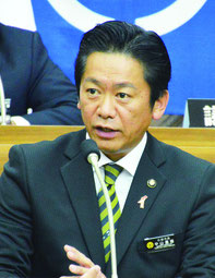 自衛隊配備に関する質問に答弁する中山市長=13日、市議会議場