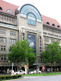 Sehenswürdigkeiten Berlin: Das Kaufhaus des Westens mit Werbung für die Luxusuhrenmarke Mont Blanc.