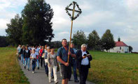 Die Waldmünchner Pilger nahe der Kapelle in Ast. 