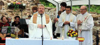 Pfarrer Albert Hölzl zelebrierte gemeinsam mit dem Klentscher Pfarrer Ivan Pavlíček und Diakon Alfons Eiber den Gottesdienst.