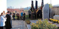 Am Kriegerdenkmal gedachten die Aster der Opfer von Krieg, Terror und Gewalt.