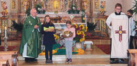 Kinder der Pfarrei brachten beim Erntedankgottesdienst die Gaben zum Altar.