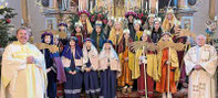 Die Sternsinger mit Pfarrer Albert Hölzl und Ruhestandspfarrer Raimund Arnold.