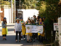 高尾駅前を出発し、廿里（とどり）を通って淺川市民センターを目指す。