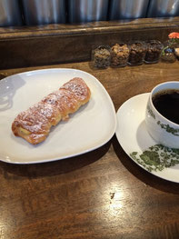 SHIBA COFFEEさんには食べ物の持ち込みもOK!持ち込んだ食べ物に応じて、合うコーヒーを勧めてくれる。