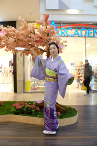 Chihoko Yanagi tanzt in den Schönhauser Allee Arcaden  © Diana Schaal