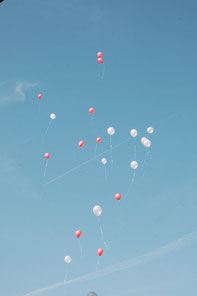 Luftballons fliegen im Himmel
