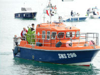 C'est depuis la vedette SNSM que le Père Simon a béni la mer et tous ses usagers, dimanche dernier pour le pardon de St Jacques à Locquirec.