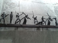 II Estación, Jesús carga con la Cruz