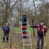 Frühjahrsaktion auf der NABU-Streuobstwiese