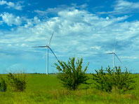 Vue d'éoliennes devant un paysage vert pour aborder la RSE