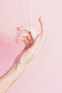 bras avec creme hydratante dessus