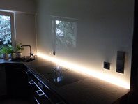Hinterleuchtete Glasrückwand einer Küche mit LED umgesetzt.