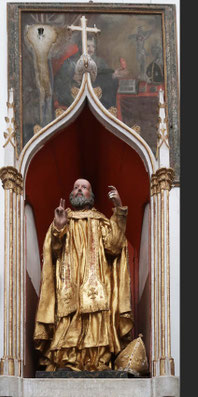 La statue de bois doré placée derrière le maître-autel date du XVIIIè s.