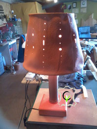 lampe avec abat jour en cuir, pied en bambou et bois gainé de cuir
