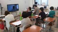 西茨城校の様子。TV画面を通して、本校とつながっています。