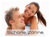 Schöne weisse Zähne mit Bleaching (Zahnaufhellung), Veneers und Keramik (© Yuri Arcurs - Fotolia.com) 
