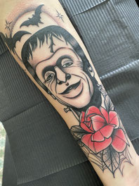Frankenstein-Tattoo mit roter Rose im American-Traditional-Stil – gestochen bei Upper Street Tattoo in Bacharach bei Mainz.