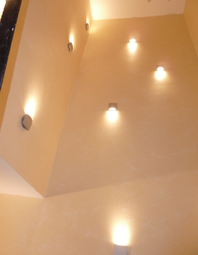 Frei drehbare LED-Wandleuchten in einem Treppenhaus.