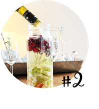 Bild: eine fruchtige Sangria im Winter? Mit diesem Rezept ganz einfach eine leckere Winter Sangria mit Weisswein, Cranberries und Äpfeln mixen, perfekt für den Advent und Weihnachten! // gefunden auf www.partystories.de // #Rezept #Bowle #Sangria #Advent