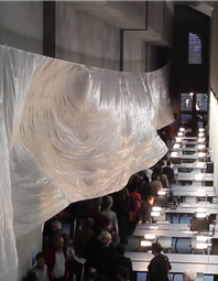 Installation monumentale de Laurent Valera  dans la grande salle de lecture des Archives de Bordeaux Métropole