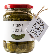 A Roma Gurkerl mit Etikett "Gib der Armut Saures"