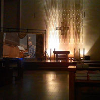 Ludger Morck an der Orgel über Videoleinwand