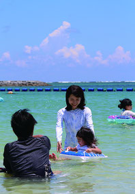 きょう7日は立秋。しかし、日差しはまだ夏本番。ビーチは海水浴を楽しむ観光客でにぎわっている=6日午後1時過ぎ。真栄里ビーチ