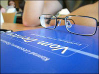 Konkreten Erfahrungen trauen, statt automatisch den Vorgaben unserer Denkmaschine folgen. Bild: pan/pixelio.de