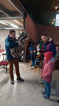 Pfarrer Jan Kröger (r.) segnet die Tuba von Guido Wittenbernds (l.)