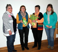 Vorsitzende Irene Feiner und Hannelore Koch verabschiedeten die langjährige Kindergruppenleiterin Betty Krapfl (2. v. l.).