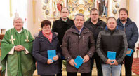 Stadtpfarrer Wolfgang Häupl mit den Mitgliedern der neuen Kirchenverwaltung.