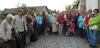 40 Frauen gingen auf Bibelwanderung mit Dekan Richard Meier und Stadtpfarrer Wolfgang Häupl.